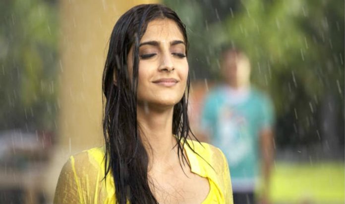 sonam_kapoor_in_rain_1292001353