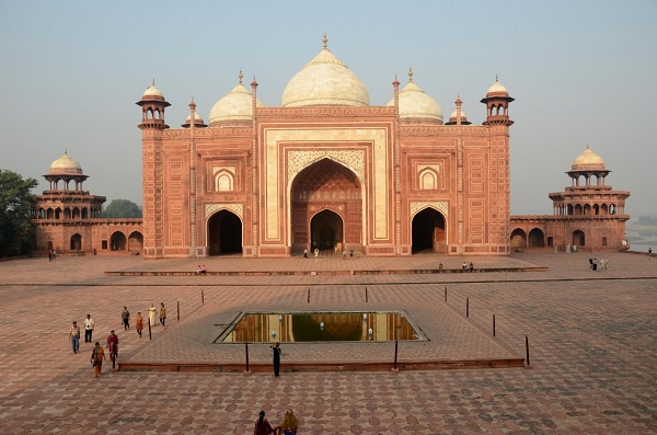जामा मस्जिद आगरा में जाने के लिए आश्चर्यजनक जगहें
