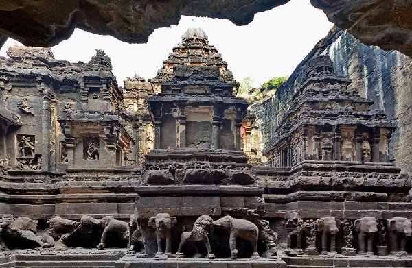 कैलाश मंदिर आगरा में जाने के लिए आश्चर्यजनक जगहें