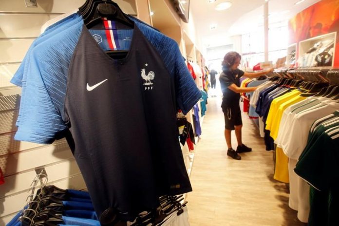2018-07-03T173211Z_1_LYNXMPEE621QH_RTROPTP_2_SOCCER-WORLDCUP-FRANCE-MERCHANDISE