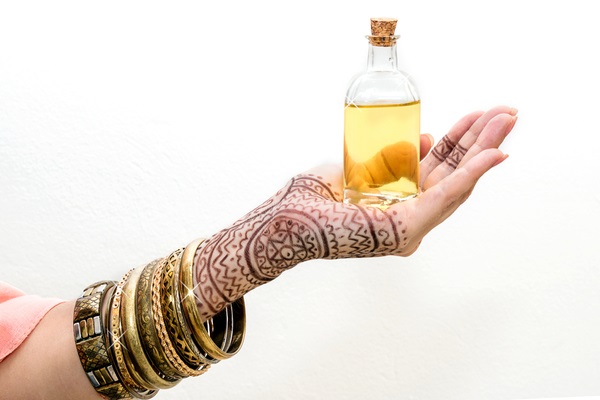 Apply Balm Or Eucalyptus Oil After Removing Mehendi